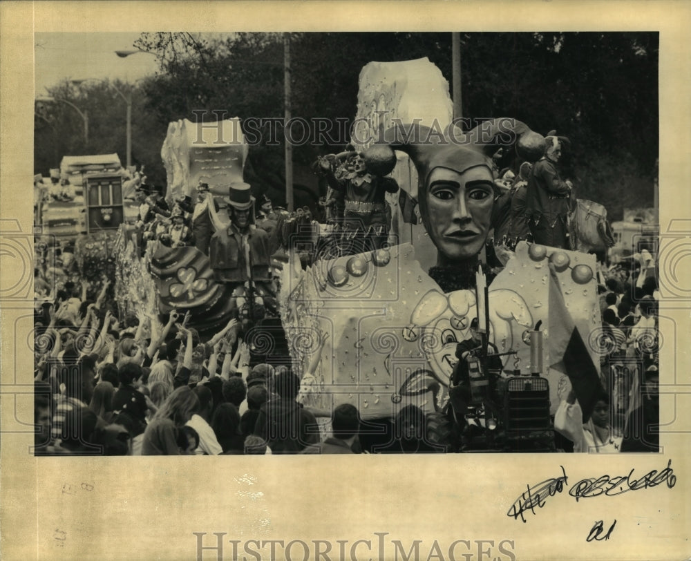 1992 Krewe of Carrollton Parade on Orleans Ave. Mardi Gras - Historic Images