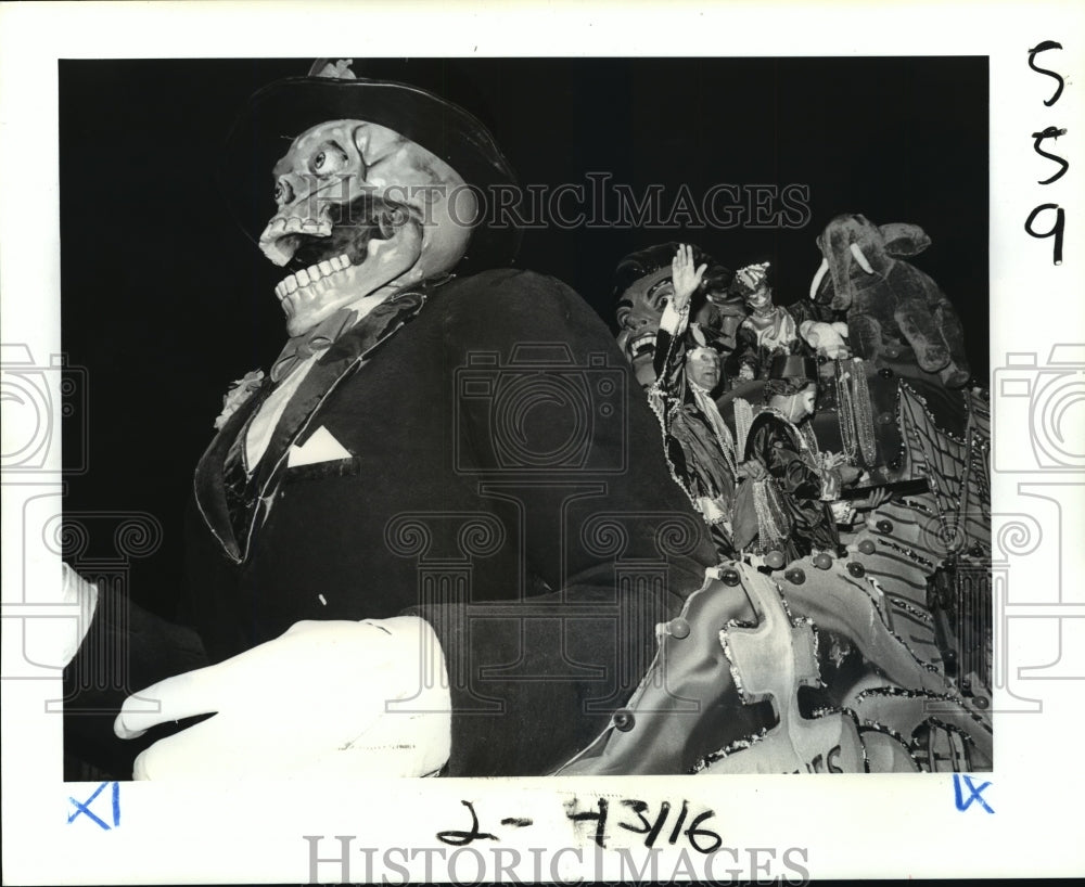 1989 The Haunted Mansion Float Caesar Parade Float  - Historic Images