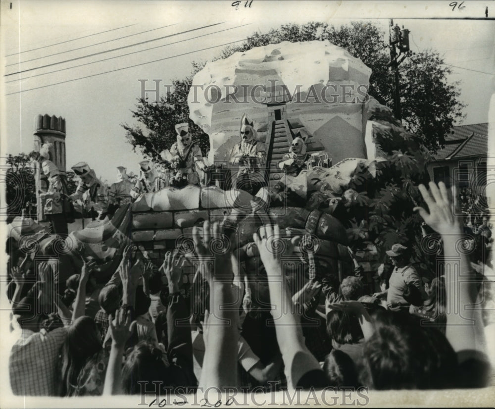 1977 Corrollton Krewe Tosses Trinkets and Beads into Crowd at Parade - Historic Images