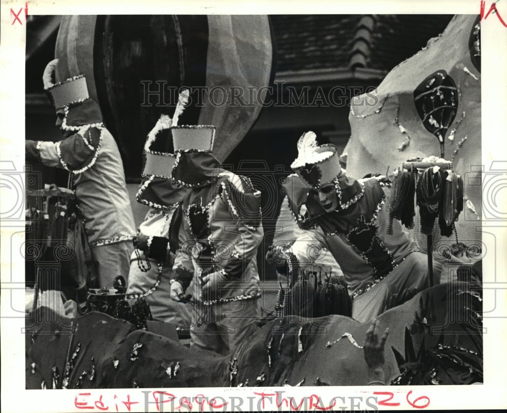 1988 Riders on Carrolton parade float throw beads to onlookers - Historic Images