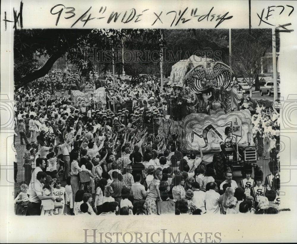 1975 Parade floats move through crowds at the Krewe of Carrollton - Historic Images