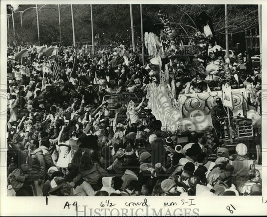 1980 Crowds reach for doubloons at a parade float of Carrollton - Historic Images