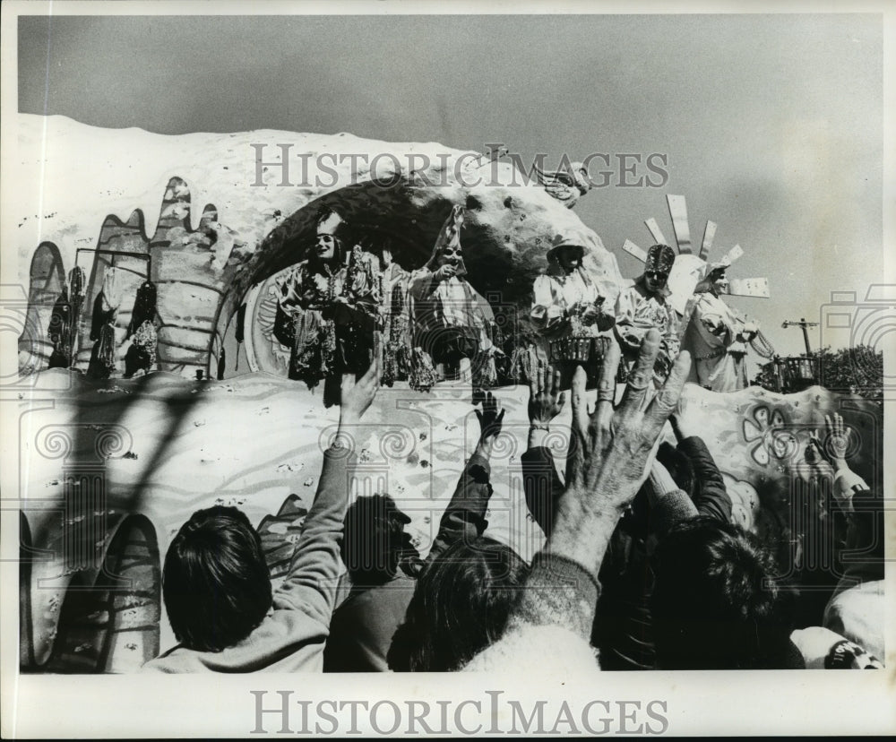 1978 a Carrollton parade float passes by a crowd, Mardi Gras - Historic Images