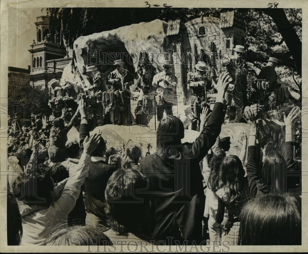 1973 guys throw favors to crowds during Krewe of Carrollton Parade - Historic Images