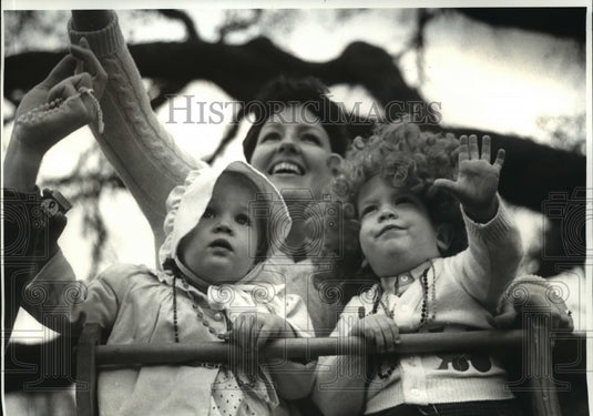 1984 Katie Crates with her mother Kay Crates at Carrollton Parade - Historic Images