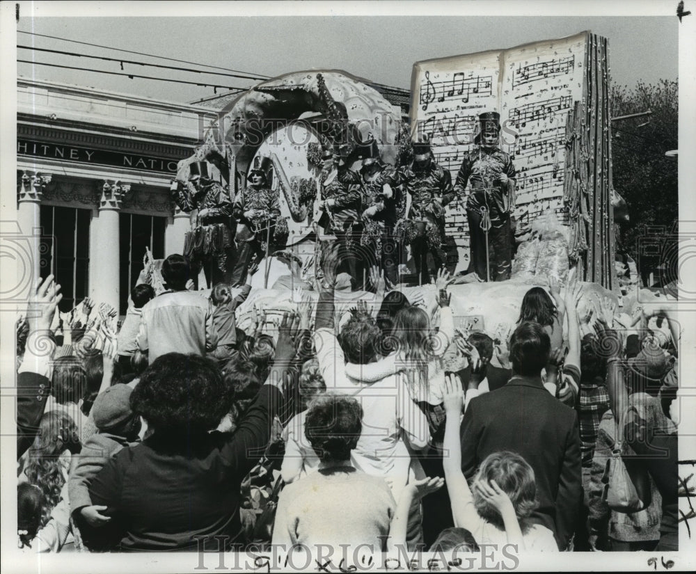 1973 Carrollton Parade subjects greet musical float uptown - Historic Images