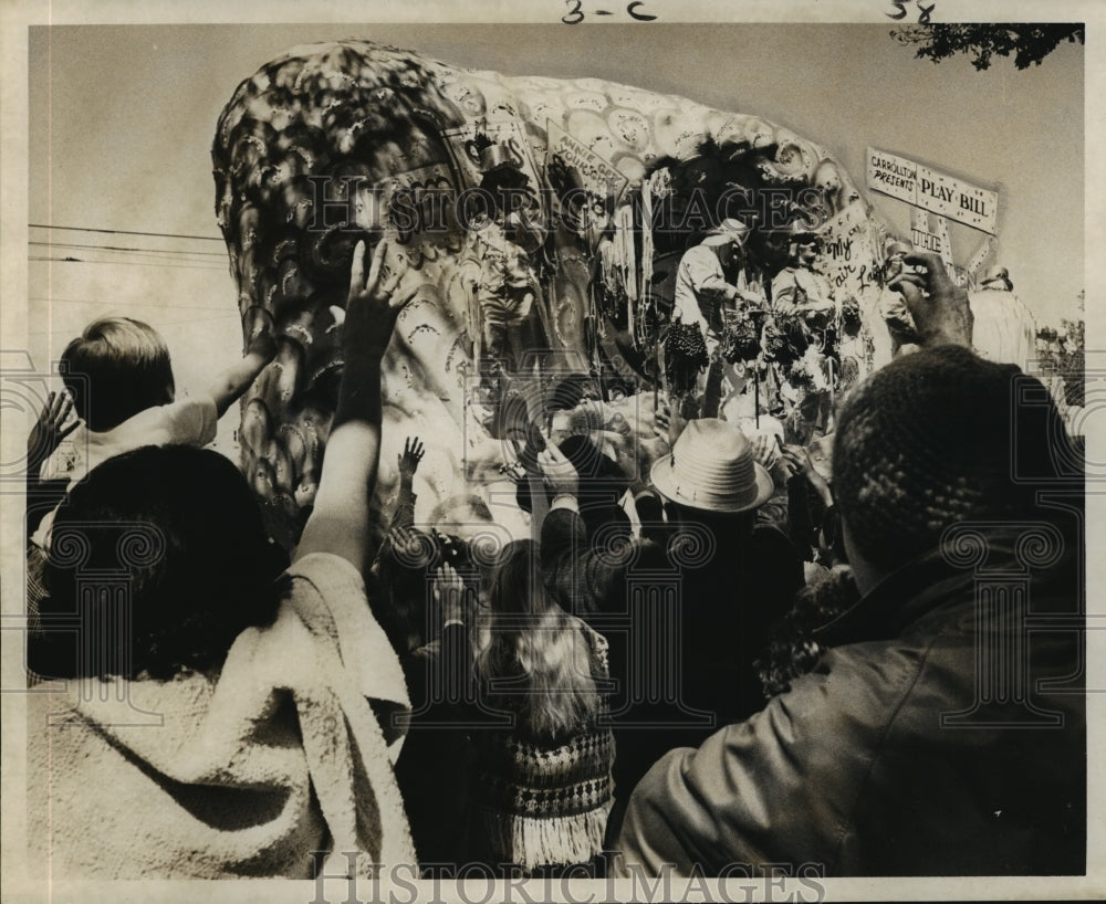 1973 Press Photo hands wait outstretched to catch favors at Carrollton Parade - Historic Images