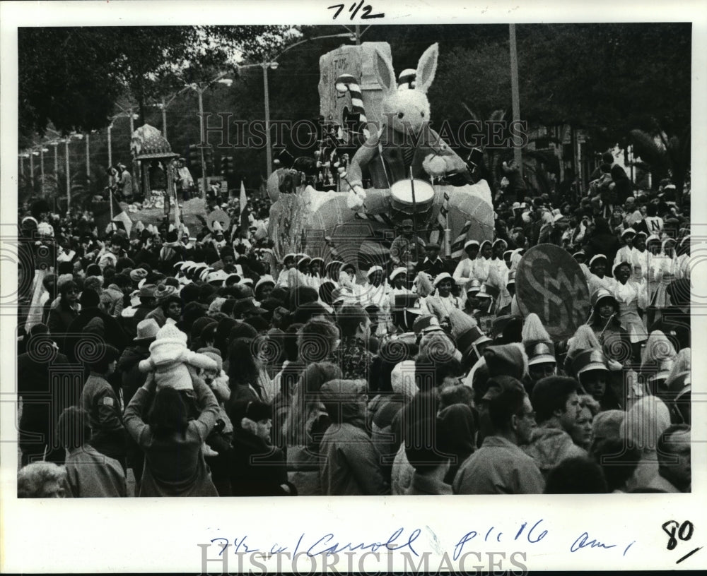 1983 floats from the Krewe of Carrollton make their way though crowd - Historic Images