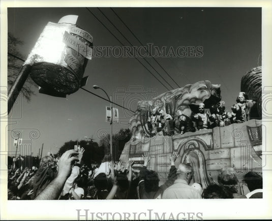 1996 Carnival Parade Watchers beg for favors of Krewe of Carrollton - Historic Images