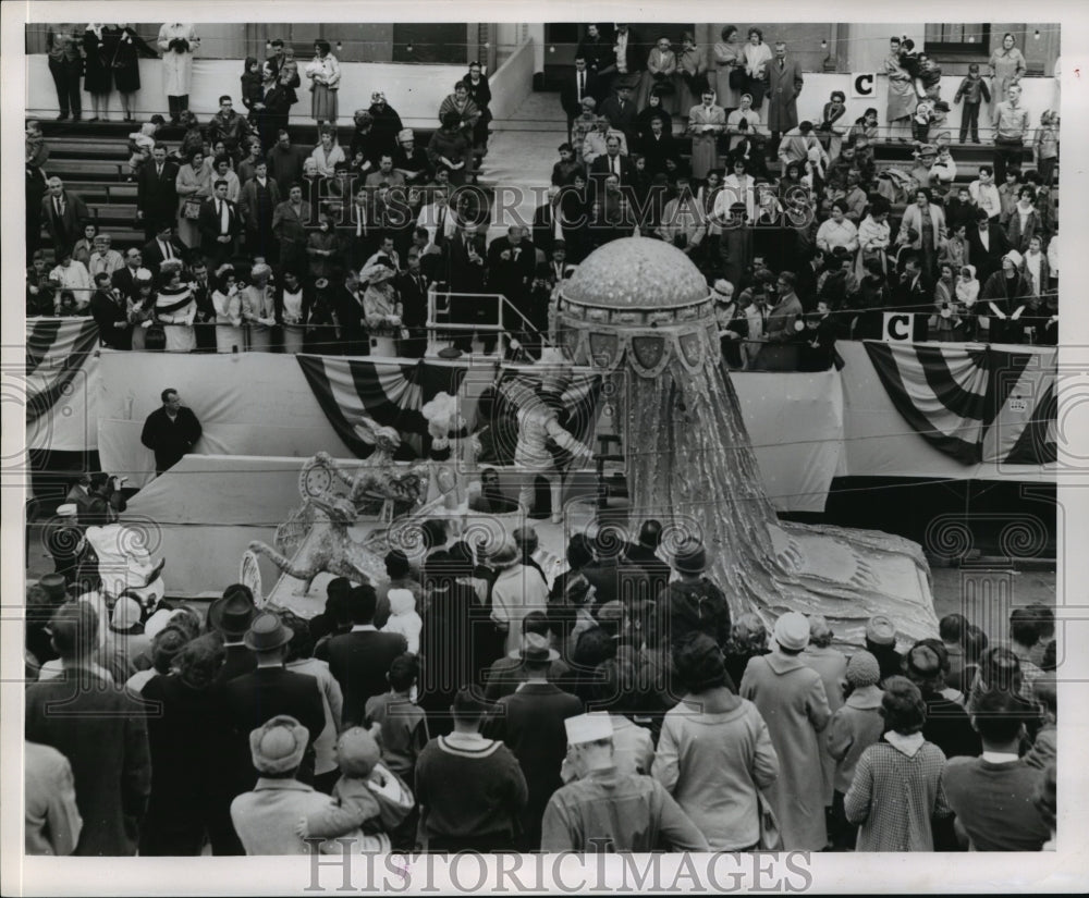 1963 Carnival Parade - Historic Images