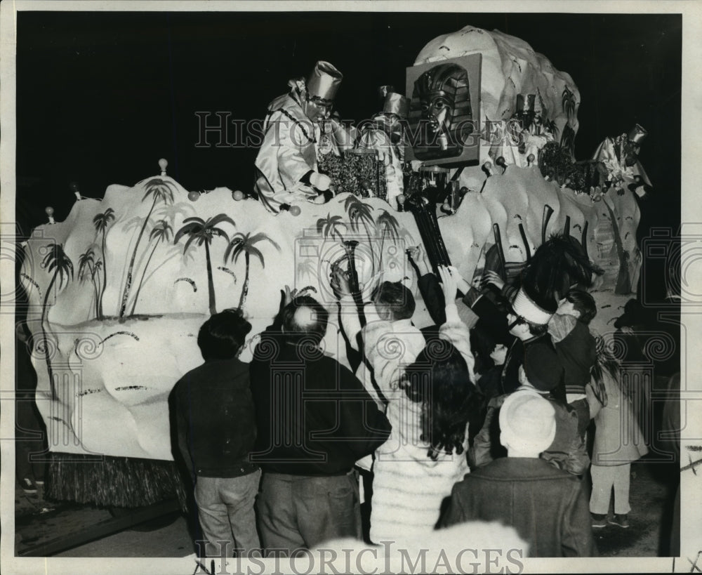 1971 Press Photo Carnival Parade- Krewe of Atlas float , Metairie - noca02037 - Historic Images