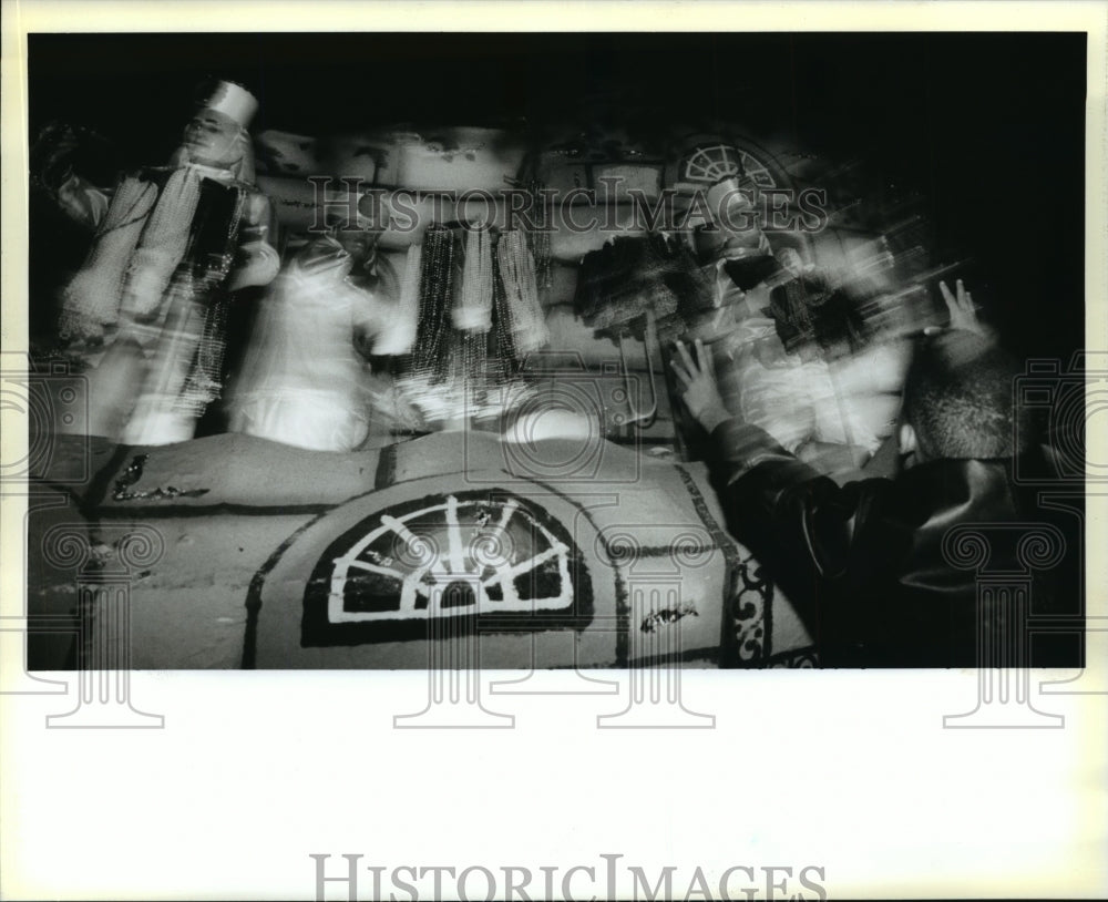 1995 The Knights of Babylon Parade rolls up Napoleon avenue - Historic Images