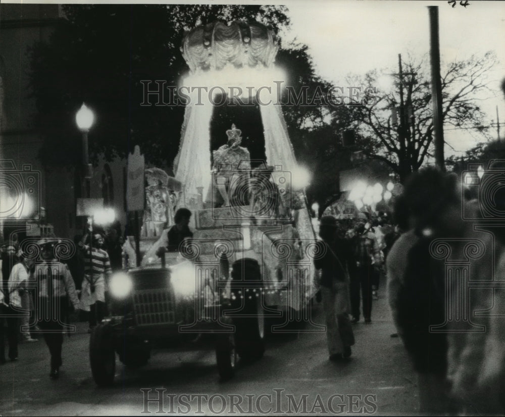 1977 Press Photo parade king greets his subjects from his float at Babylon - Historic Images