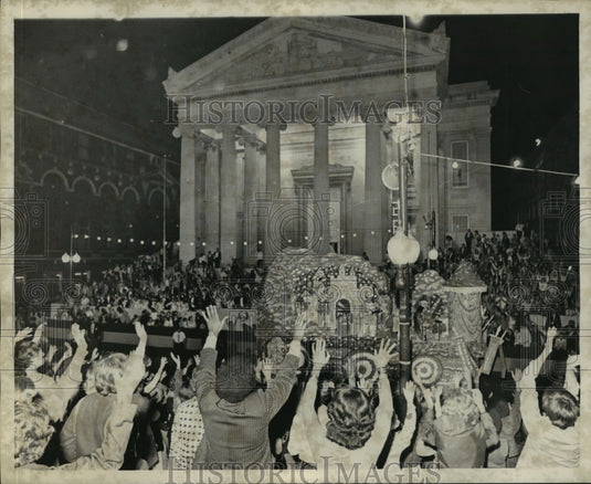 1975 crowds reach up at floats during Babylon Parade, Mardi Gras - Historic Images