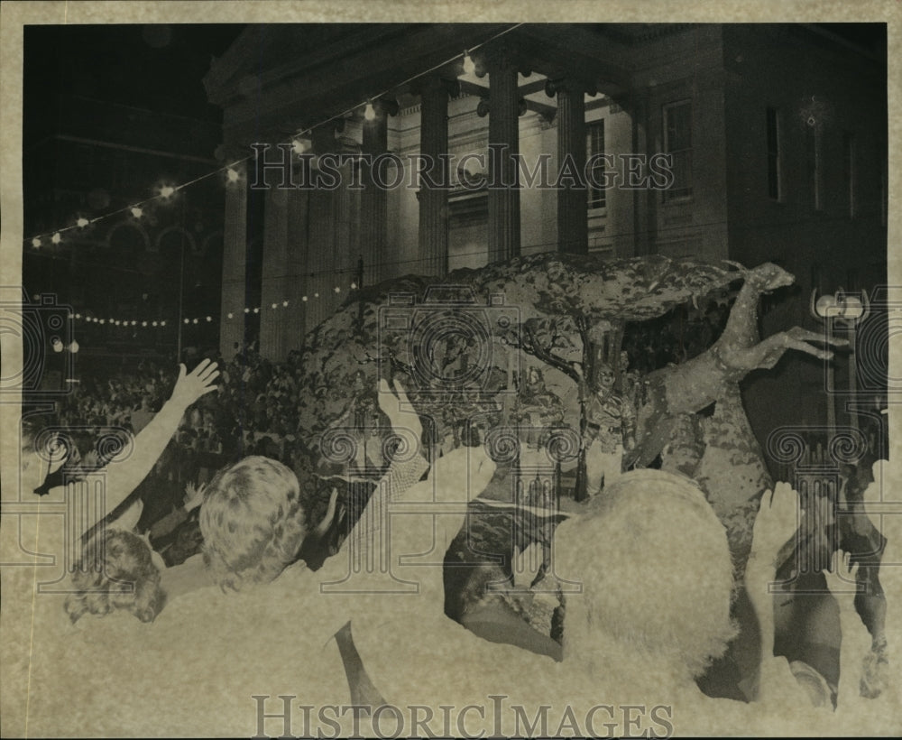 1975 float passes by cheering crowd at the Babylon Parade - Historic Images