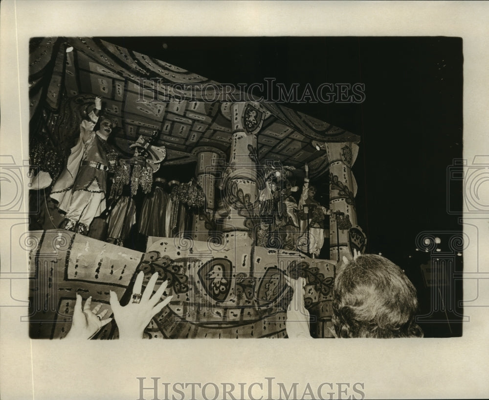 1975 crowd reaches to the Mardi Gras float at the Babylon Parade - Historic Images