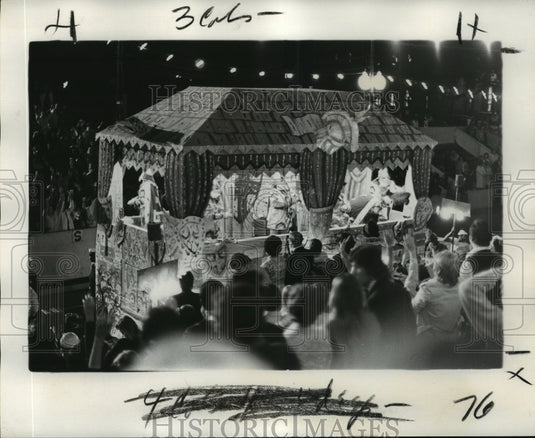 1975 Carnival Parade - Historic Images