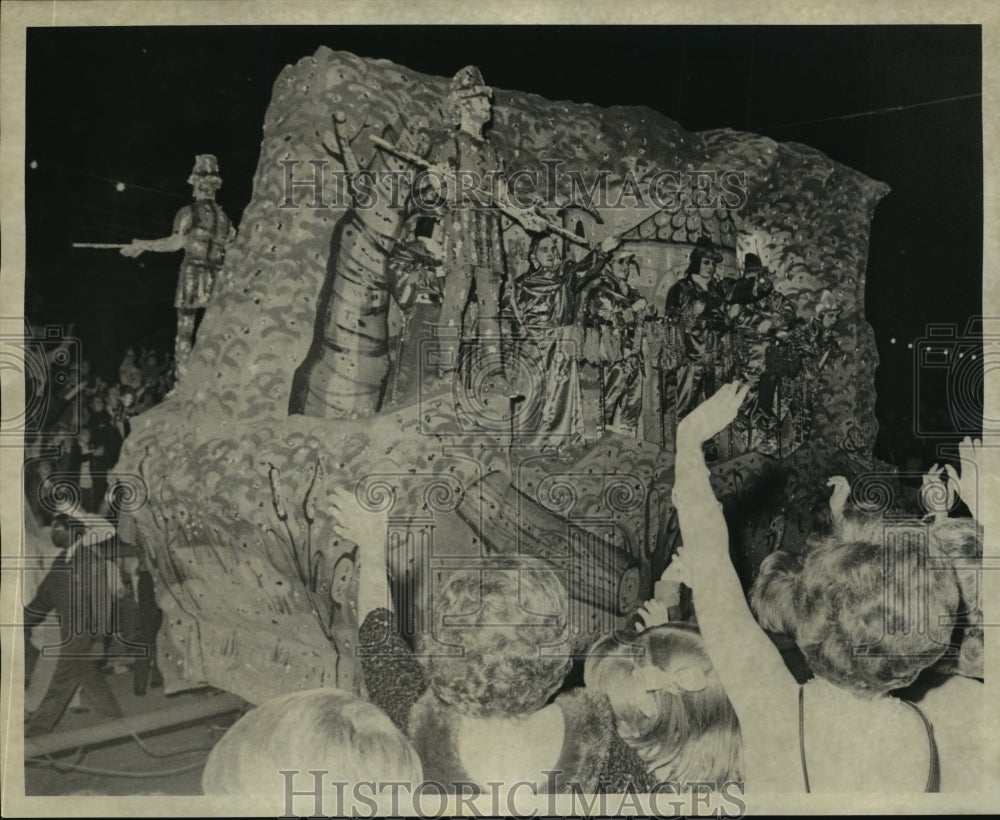 1975 Press Photo Carnival Parade- Float in Krewe of Babylon Parade. - noca02078 - Historic Images