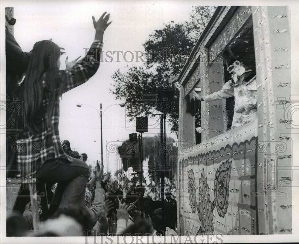 1974 Carnival Parade - Historic Images