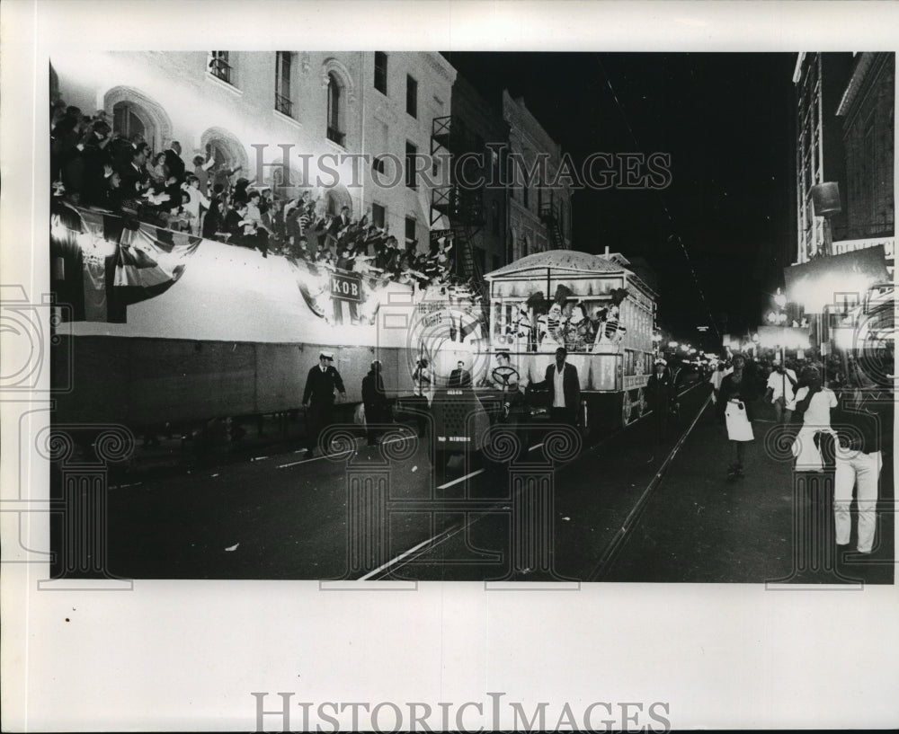 1971 Carnival Parade - Historic Images