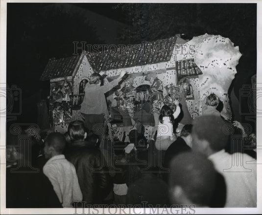 1969 Carnival Parade - Historic Images