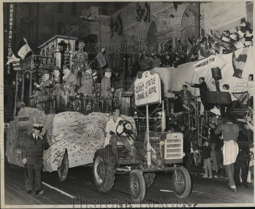 1968 Press Photo Carnival Parade-King Alla, Momus Knights facing cold, rain. - Historic Images