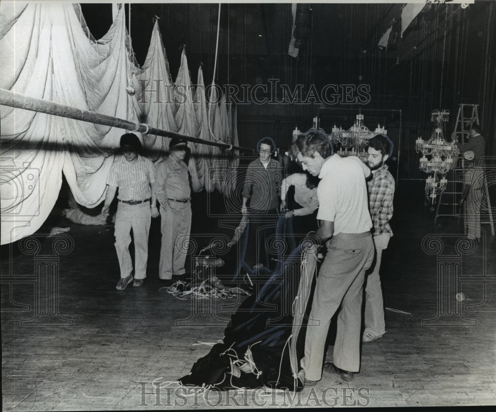 1977 Carnival Parade - Historic Images