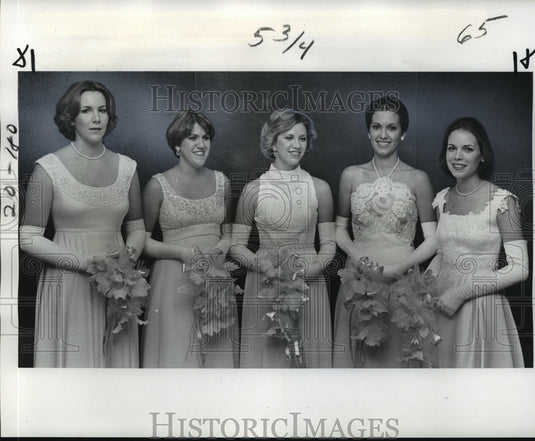 1977 Press Photo Carnival Ball- Achaeans Maids to Her Majesty the Queen. - Historic Images