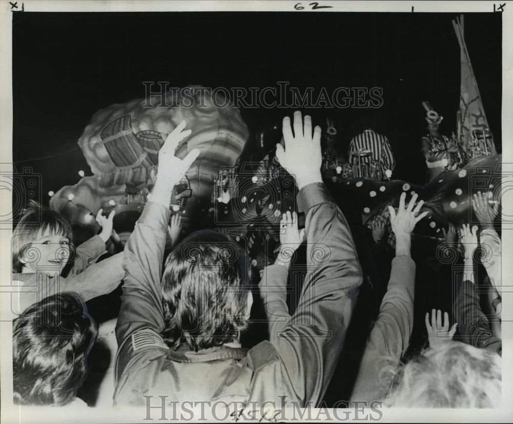 1976 Paradegoers Attract the Attention of Krewe at Chalimar Parade - Historic Images