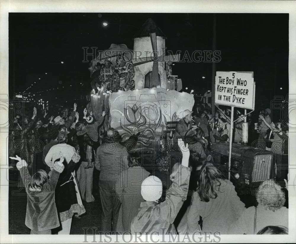 1978 Press Photo Crowd Cheers During Chalimar Parade Mardi Gras, New Orleans - Historic Images