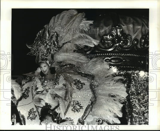 1986 The queen of the Krewe of Centurions smiles at their parade - Historic Images