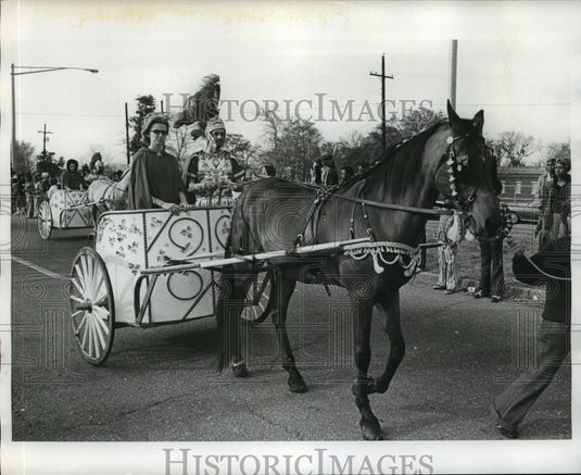 1975 Carnival Parade - Historic Images