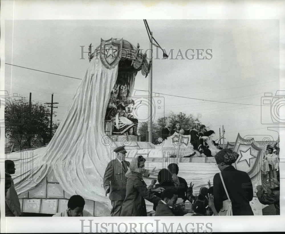 1975 Carnival Parade King and Queen on Krewe of Aquarious float. - Historic Images