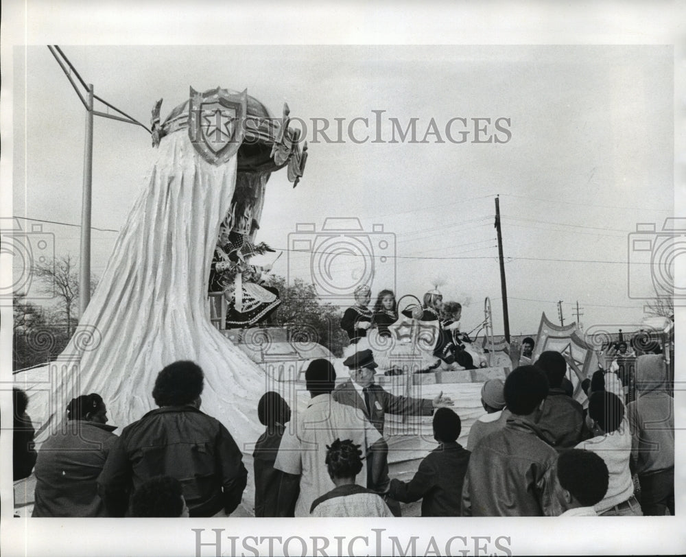 1975 Press Photo Carnival Parade- King and Queen on Krewe of Aquarius float. - Historic Images