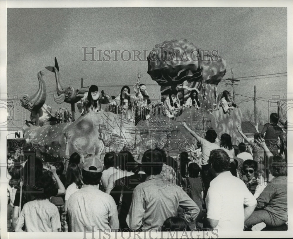 1975 Carnival Parade - Historic Images