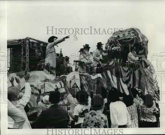 1976 Mardi Gras Carnival Parade - Historic Images