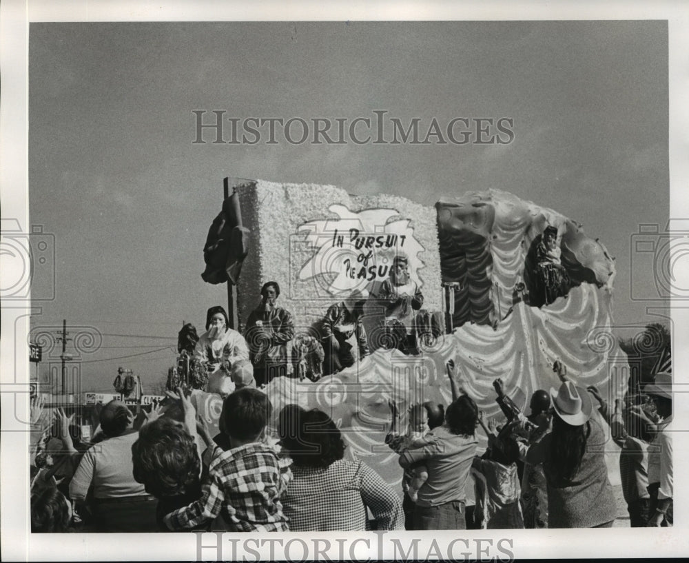 1976 Mardi Gras Carnival Parade - Historic Images