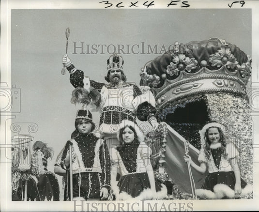 1975 Carnival Parade - Historic Images