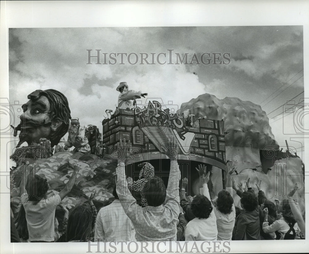 1977 Crowd watches Krewe of Arabi Float, Mardi Gras, New Orleans - Historic Images