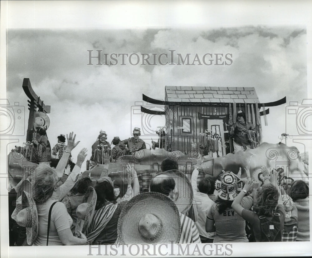 1977 Crowd watches Krewe of Arabi Float, Mardi Gras, New Orleans - Historic Images