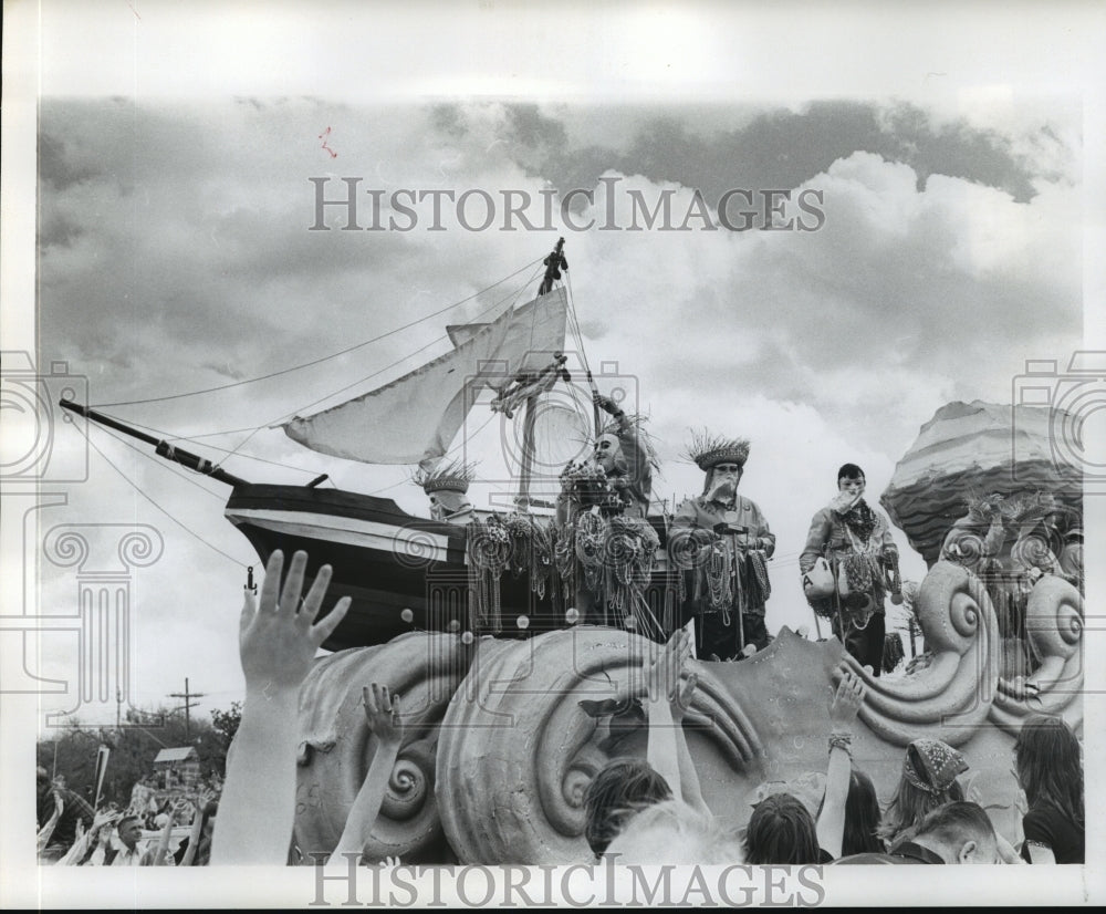 1977 Krewe of Arabi Ship Float Parades Through Crowd, Mardi Gras - Historic Images