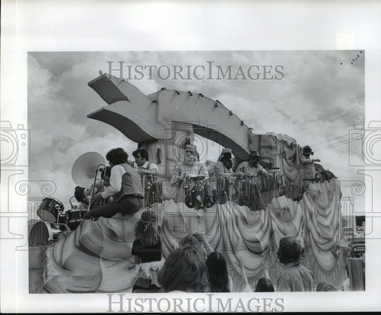 1977 Press Photo Krewe of Arabi Floats Passes Through Crowd, Mardi Gras, New Or. - Historic Images