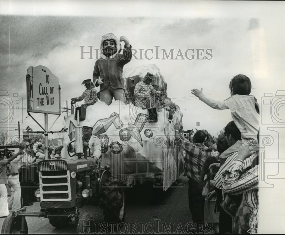 1977 &quot;Call of the Wild&quot; Float of Krewe of Arabi, Mardi Gras - Historic Images