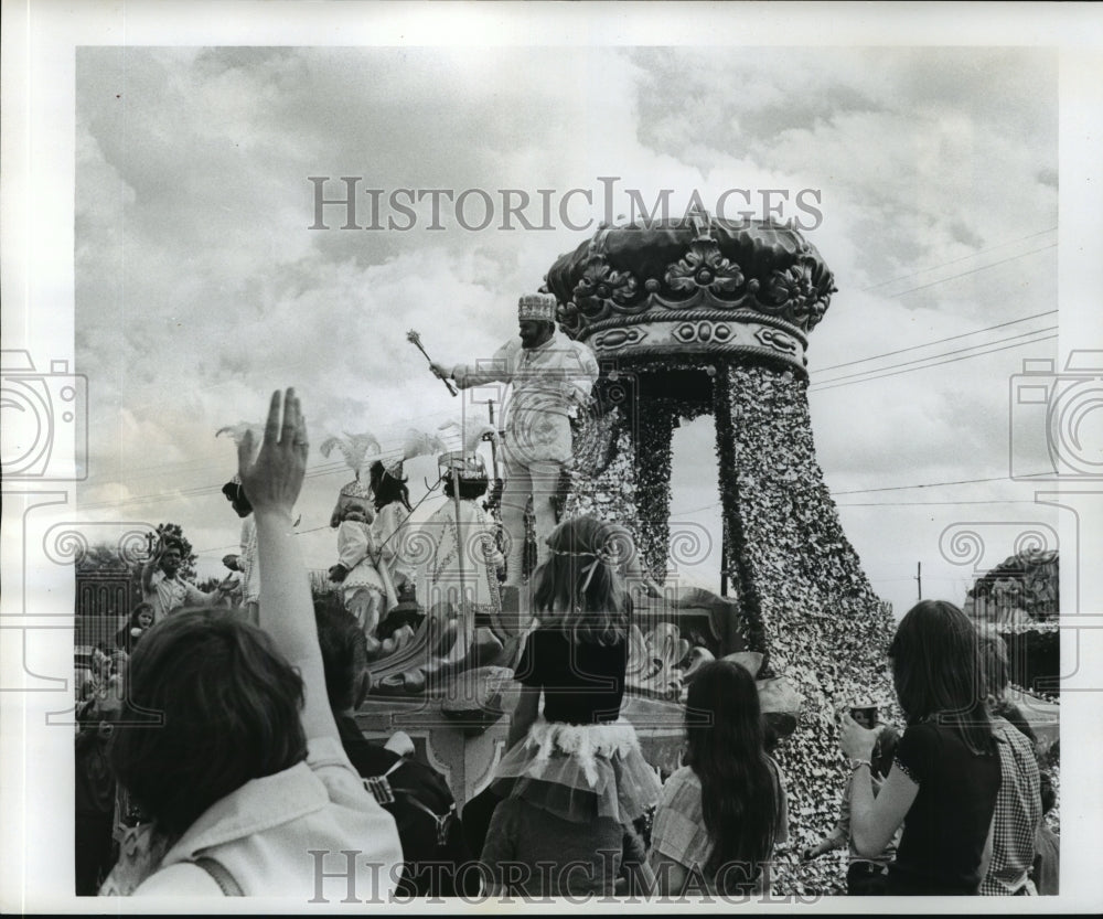1977 King Arabi XXI of Krewe of Arabi Greets the Crowds, Mardi Gras - Historic Images