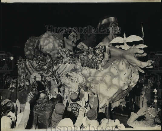 1978 Krewe of Aquila Floats Passes Through Crowd, Mardi Gras - Historic Images