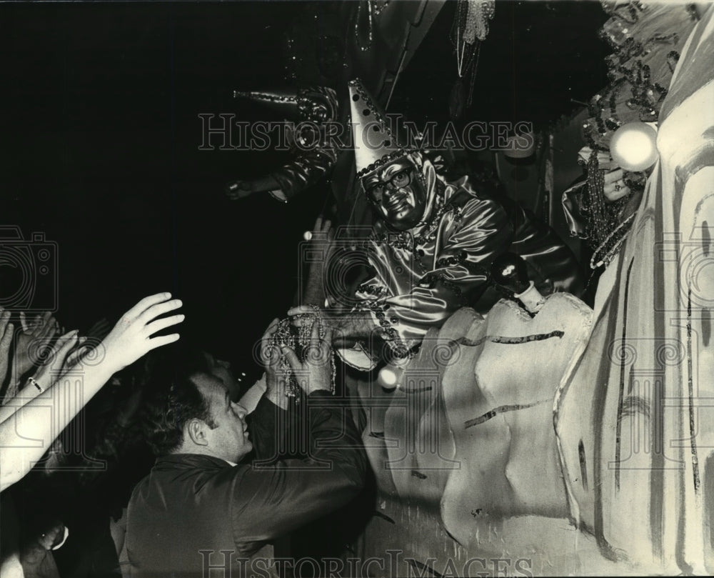 1980 Aquila Parade rolls down New Orleans during Mardi Gras - Historic Images