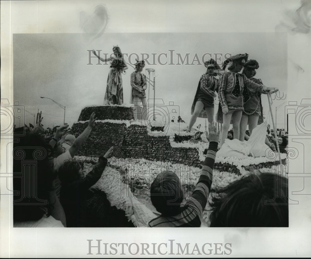 1977 Carnival Parade - Historic Images