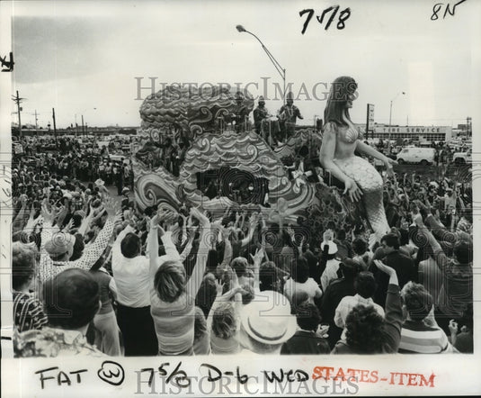 1977 Carnival Parade - Historic Images