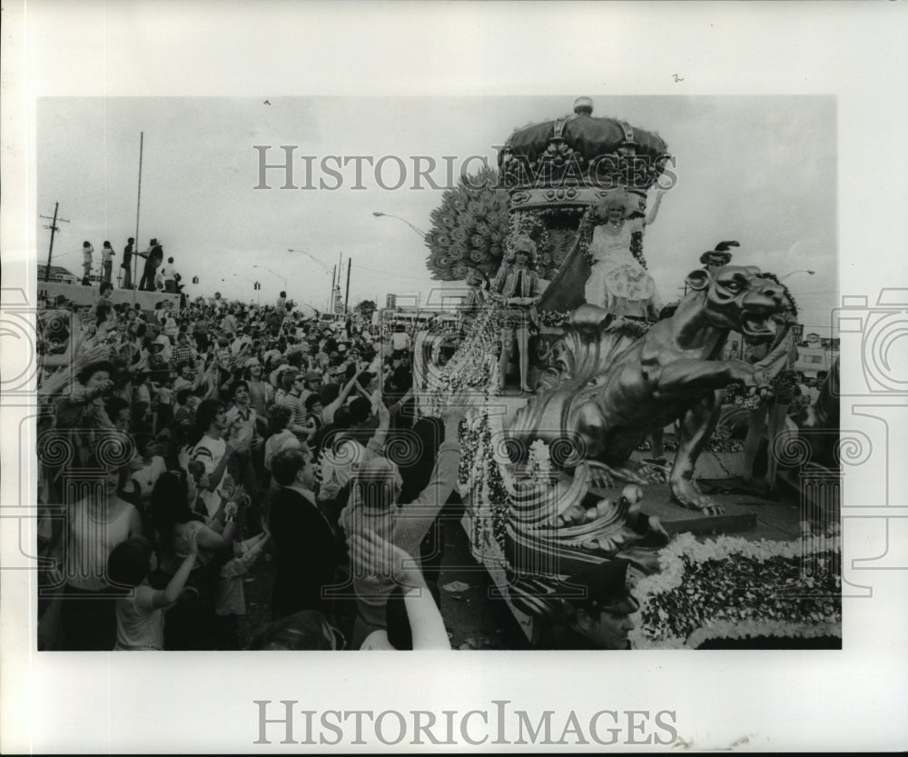 1977 Carnival Parade - Historic Images