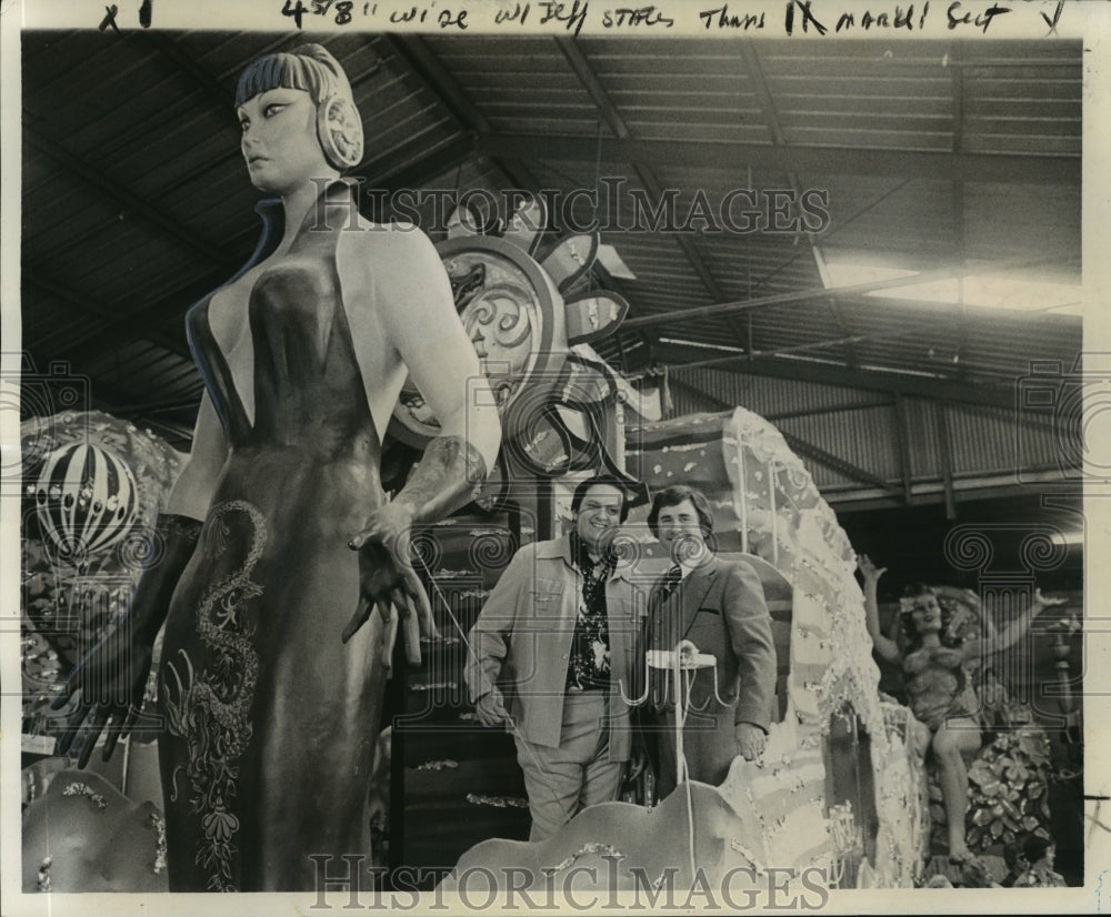 1976 Press Photo Suzie Wong FLoat with Captains of Krewe of Argus, Mardi Gras - Historic Images